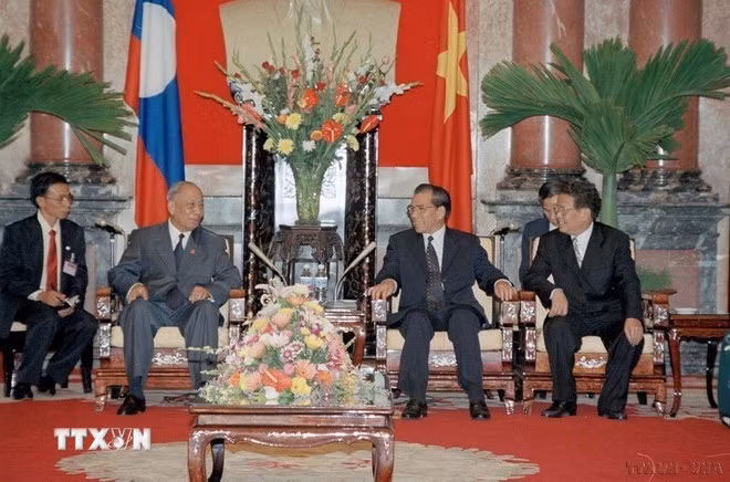 Party General Secretary Nong Duc Manh (second from right) and State President Tran Duc Luong (first from right) receive President of the Lao People’s Revolutionary Party and President of Laos Khamtay Siphandone, during his official friendship visit to Vietnam in 2002. (Photo: VNA)