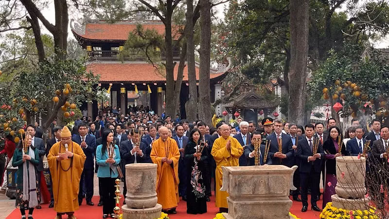 Delegates offer incense and flowers at Con Son Pagoda.