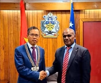Vietnamese Ambassador to Australia and the Solomon Islands Pham Hung Tam (L) shakes hands with Prime Minister of the Solomon Islands Jeremiah Manele. (Photo: VNA)