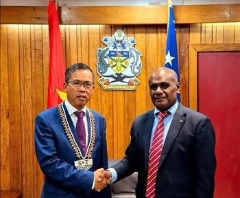 Vietnamese Ambassador to Australia and the Solomon Islands Pham Hung Tam (L) shakes hands with Prime Minister of the Solomon Islands Jeremiah Manele. (Photo: VNA)