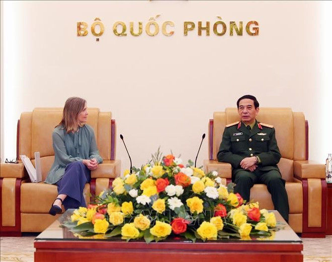 Minister of National Defence General Phan Van Giang on February 20 highlights the enhanced defence cooperation between Vietnam and Canada when receiving Canadian Deputy Minister of National Defence Stefanie Beck. (Photo: VNA)