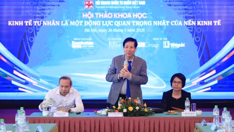 Associate Professor, Dr. Nguyen Trong Dieu, Chairman of the Vietnam Private Entrepreneurs Association speaks at the workshop.