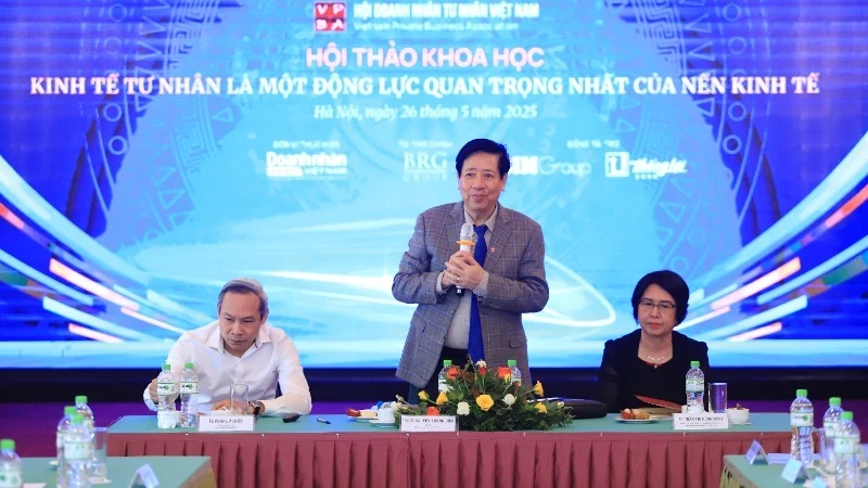 Associate Professor, Dr. Nguyen Trong Dieu, Chairman of the Vietnam Private Entrepreneurs Association speaks at the workshop.