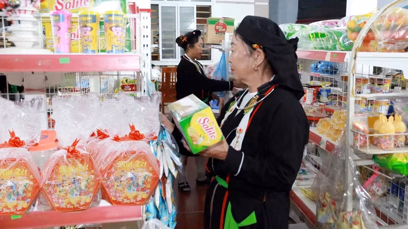 San Diu people (Tam Quan Commune, Tam Dao District, Vinh Phuc Province) shop at a convenience store. (Photo: THE HUNG)