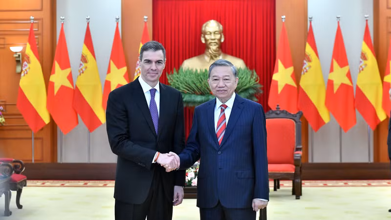 General Secretary To Lam receives Spanish Prime Minister Pedro Sánchez.