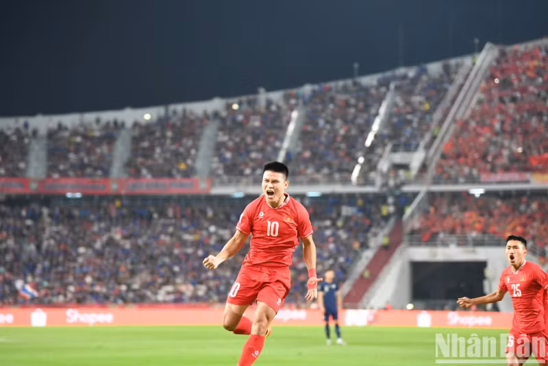 Surprisingly, in the 7th minute, Tuan Hai escaped and flicked the ball over goalkeeper Khammai's head to make it 1-0 for the Vietnamese team.