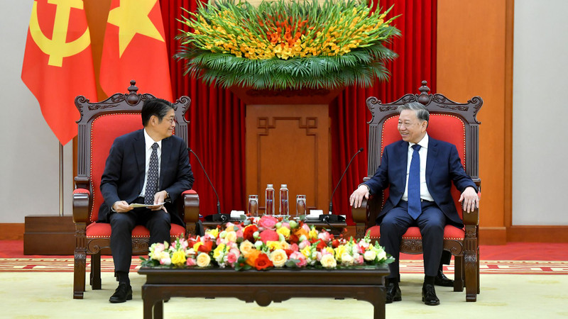 Party General Secretary To Lam (R) receives Japanese Ambassador to Vietnam Ito Naoki. (Photo: NDO)
