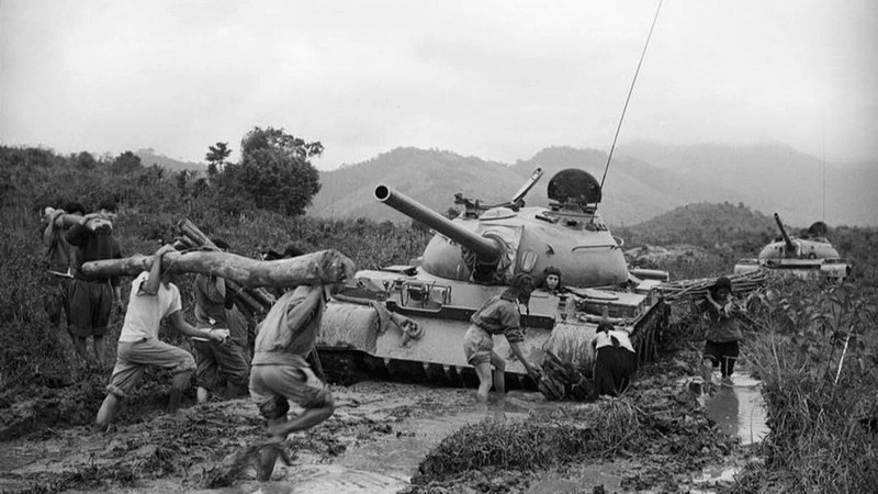 Local militia participated in fighting the swamp, opening the way for liberation army tanks to launch a sortie in the 1975 Central Highlands Campaign. (Photo: VNA)