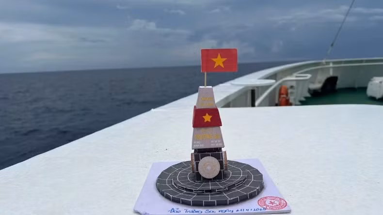 A model of Thuy Duong’s sovereignty landmark stamped with the seal of Truong Sa island.