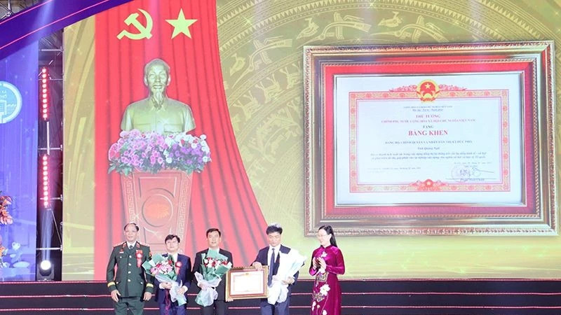 Vice Chairman of the National Assembly Tran Quang Phuong and Secretary of the Quang Ngai Provincial Party Committee Bui Thi Quynh Van presents the Prime Minister’s Certificate of Merit to the Party Committee, government and people of Duc Pho Town.