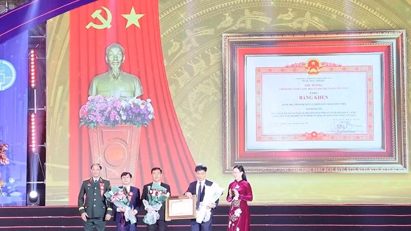 Vice Chairman of the National Assembly Tran Quang Phuong and Secretary of the Quang Ngai Provincial Party Committee Bui Thi Quynh Van presents the Prime Minister’s Certificate of Merit to the Party Committee, government and people of Duc Pho Town.