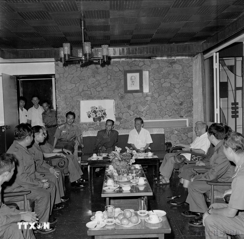 General Secretary Le Duan receives Lao Deputy Prime Minister and Minister of National Defence Khamtay Siphandone on a friendship visit to Vietnam (1977).