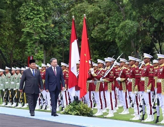 The red-carpet welcome ceremony for Party General Secretary To Lam in Jakarta (Photo: VNA)
