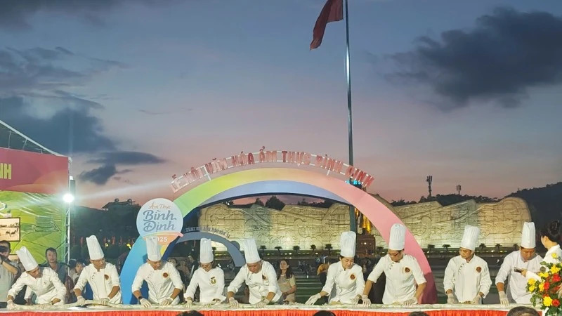 Chefs from the Binh Dinh Culinary Culture Association prepare a 7.7m long Tay Son rice cake.