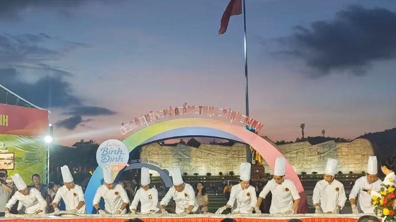 Chefs from the Binh Dinh Culinary Culture Association prepare a 7.7m long Tay Son rice cake.