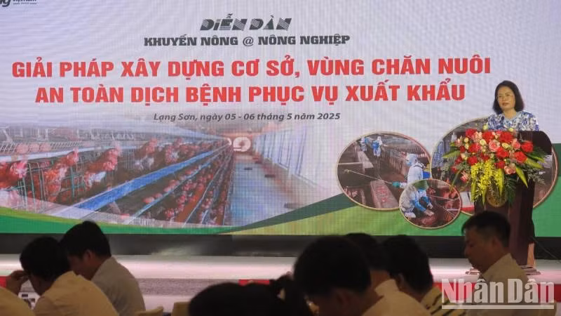 A representative of the Department of Agriculture and Environment of Lang Son Province speaks at the forum. (Photo: NDO)