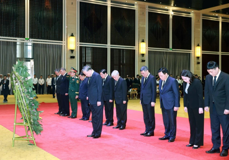 Party General Secretary To Lam leads a high-ranking Vietnamese delegation to pay their final respects to Gen. Khamtay Siphandone (Photo: VNA)