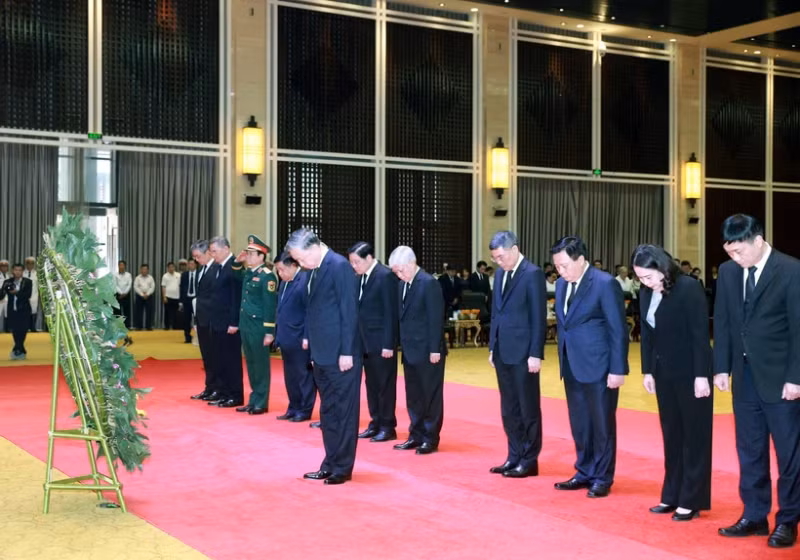 Party General Secretary To Lam leads a high-ranking Vietnamese delegation to pay their final respects to Gen. Khamtay Siphandone (Photo: VNA)