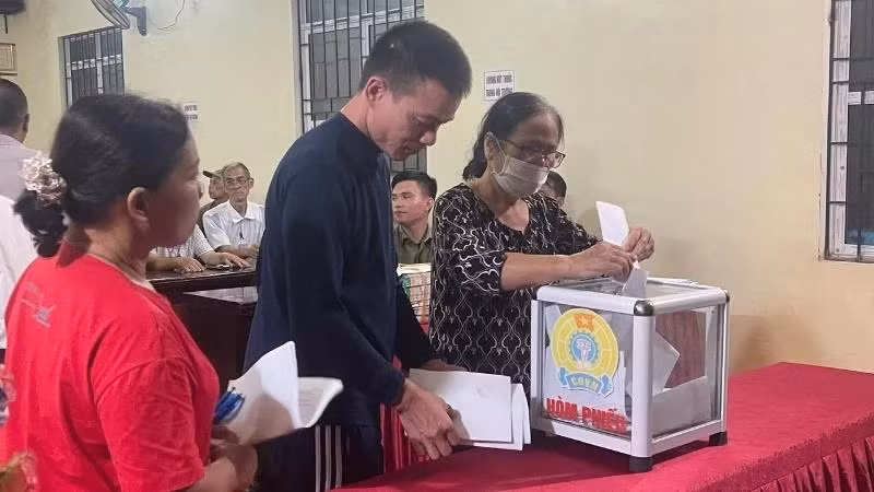 Voters in Cho Don district vote to contribute their opinions on the project of rearranging, merging, and renaming villages and residential areas in 2024. (Photo: Nong Duong)