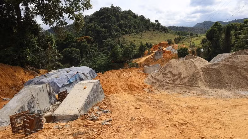 The project to upgrade the road from the center of Mon Son commune to Bung village, Mon Son commune, Con Cuong district is being actively implemented.