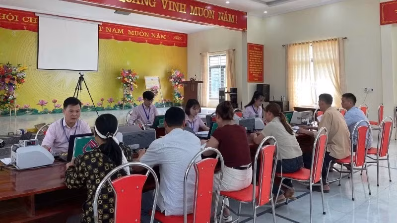 Loan disbursement at the Transaction Point of the Social Policy Bank in Luc Yen District, Yen Bai Province.