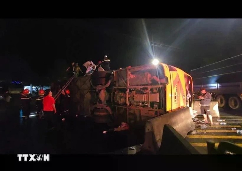 The passenger bus overturned, leaving 3 deaths, 27 injuries (Photo: VNA)