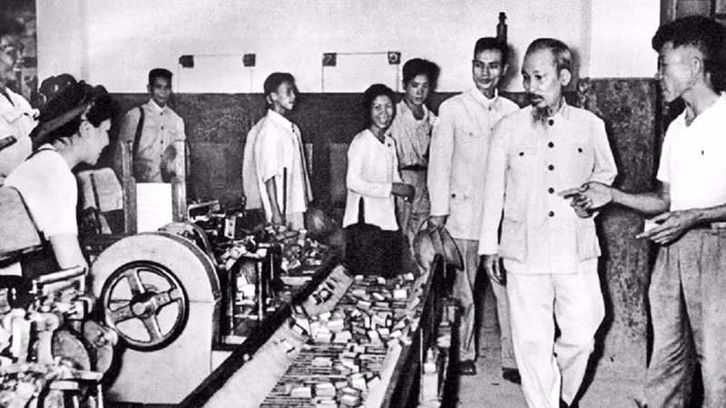 Uncle Ho visits the Thong Nhat Match Factory in 1956. (File photo)