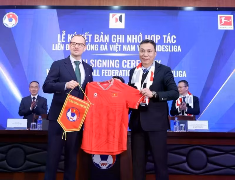 The Memorandum of Understanding, signed between the Vietnam Football Federation and DFL Deutsche Fußball Liga, aims to improve the quality of Vietnam's youth teams. (Photo: VFF)