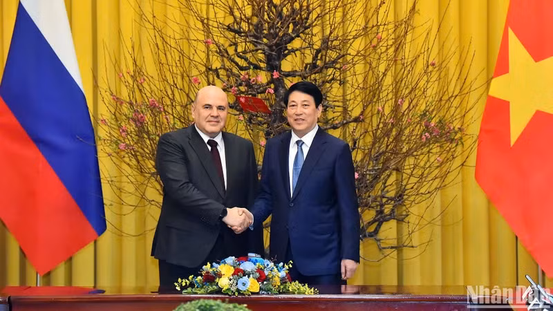 Vietnamese State President Luong Cuong (R) shakes hands with Russian Prime Minister Mikhail Mishustin. (Photo: NDO)