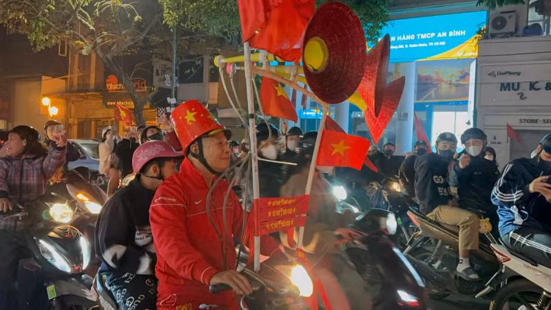 A fan in a special costume on the streets of Hanoi on the night of January 2.