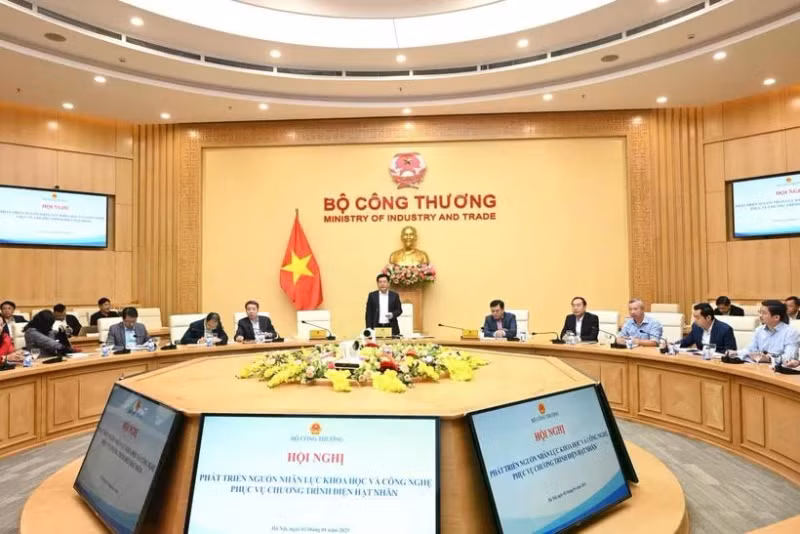 Minister of Industry and Trade Nguyen Hong Dien speaks at the January 2 conference regarding the development of science and technology human resources in service of Vietnam's nuclear power programme. (Photo: VNA)