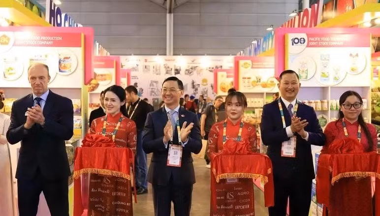 Delegates cut the ribbon to inaugurate the showcase of products from HCM City enterprises at the FHA-Food & Beverage 2025 trade expo in Singapore. (Photo: VNA)