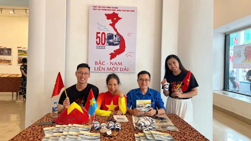 Visitors take photos with works about love for the Fatherland.