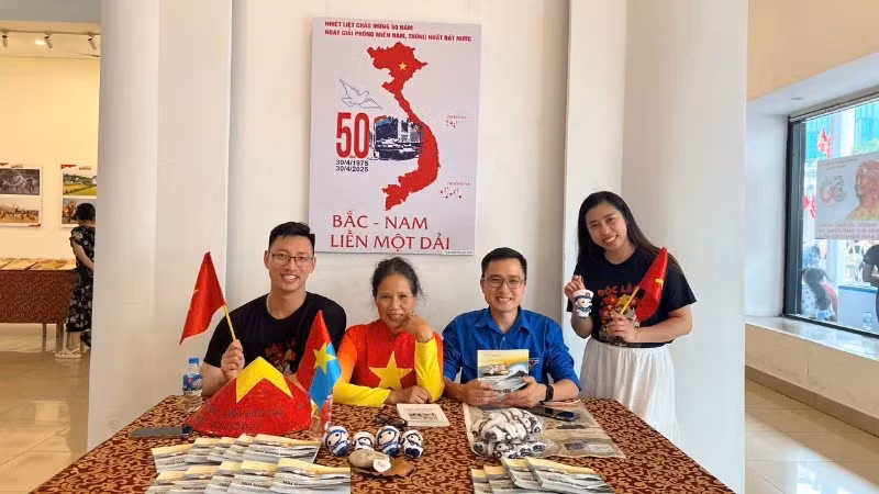 Visitors take photos with works about love for the Fatherland.