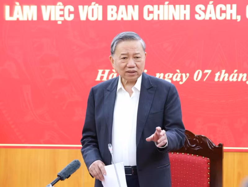 Party General Secretary To Lam underscores the need for a clear strategy to develop the private economic sector at a working session with the Party Central Committee's Commission for Policies and Strategies on March 7. (Photo: VNA)