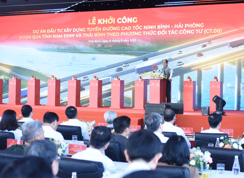 Prime Minister Pham Minh Chinh speaks at the groundbreaking ceremony.