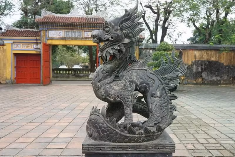 Dragon statue from the Emperor Thieu Tri (1841-1847) period placed in front of the Duyet Thi Duong theater, Hue Imperial City. (Photo: Ministry of Culture, Sports and Tourism)