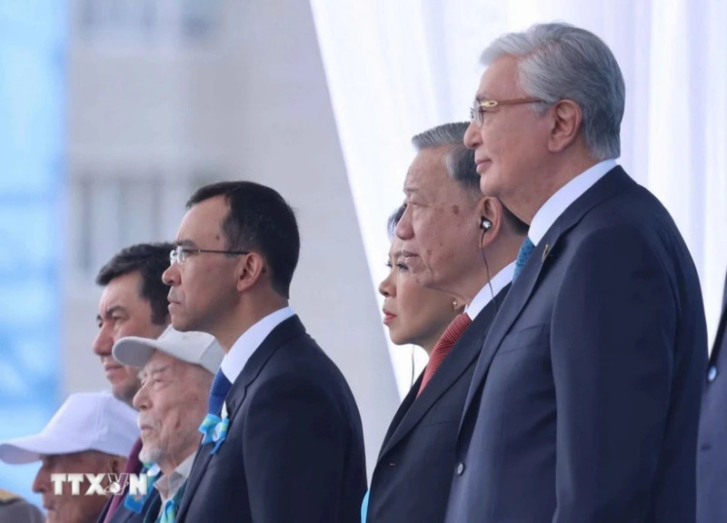 Party General Secretary To Lam (second from right) and President of Kazakhstan Kassym-Jomart Tokayev (first from right) attend the parade. (Photo: VNA)