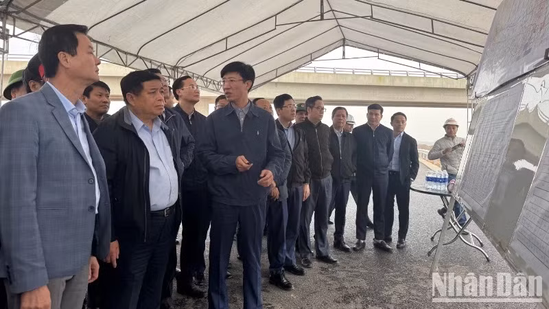 Deputy Prime Minister Nguyen Chi Dung inspects the construction site of the North-South Expressway project’s Ham Nghi-Vung Ang section.