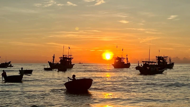 Party members in the coastal areas of Quang Nam always take advantage of every opportunity to disseminate the Party’s guidelines and the State’s policies and laws to fishermen.