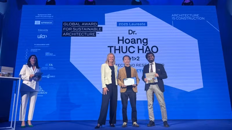 Vietnamese architect Hoang Thuc Hao (C) receives the Global Award for Sustainable Architecture in Venice, Italy, May 7, 2025. (Photo courtesy of Viet Nam Association of Architects)