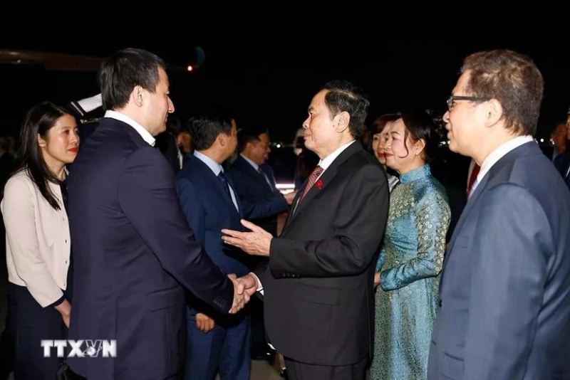 NA Chairman Tran Thanh Man, his spouse Nguyen Thi Thanh Nga, and a high-renking delegation from the Vietnamese parliament are seen off at the I.Karimov Tashkent International Airport on April 9. (Photo: VNA)