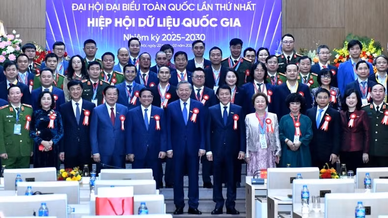 General Secretary To Lam and Prime Minister Pham Minh Chinh take a souvenir photo with the delegates. General Secretary To Lam and Prime Minister Pham Minh Chinh take a souvenir photo with the delegates.