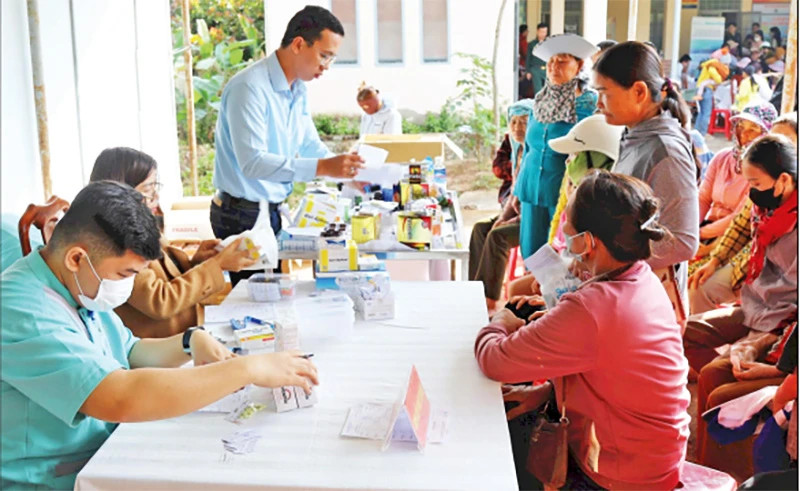 Units provide free medicine to people in the border commune of Ia Lop, Ea Sup District.