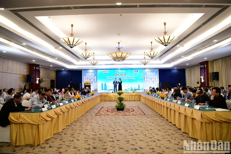 The workshop is attended by leaders of ministries, departments, and branches of the Government and Ho Chi Minh City; representatives of state management agencies; leading speakers and economic experts such as Associate Professor, Dr. Tran Dinh Thien, Dr. Tran Du Lich, Dr. Nguyen Duc Kien, Dr. Can Van Luc...; and representatives of 250 enterprises.