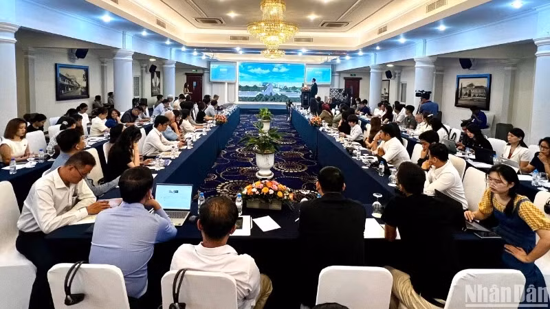 Delegates attend the press conference.