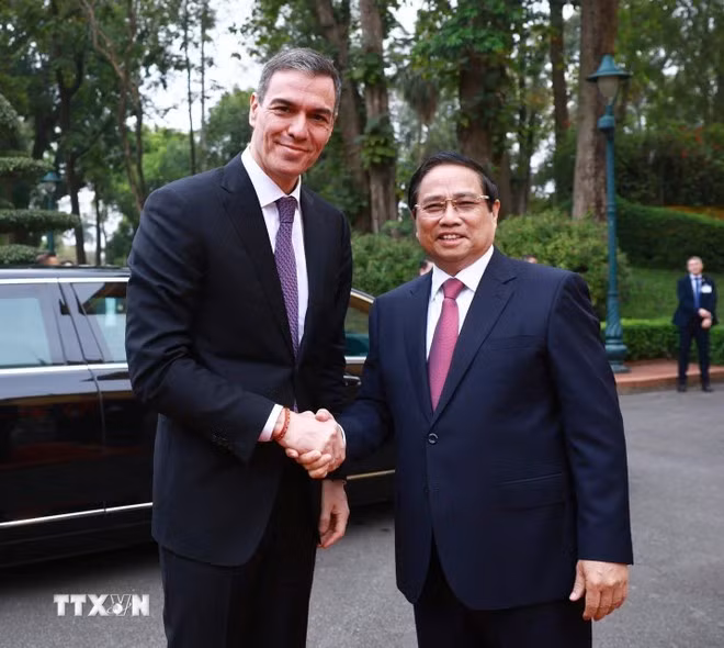 Prime Minister Pham Minh Chinh (R) welcomes his Spanish counterpart Pedro Sánchez in Hanoi on April 9 morning (Photo: VNA)