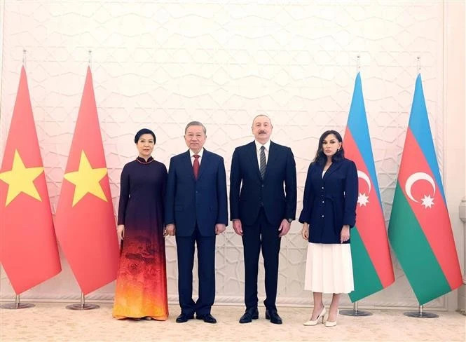 Azerbaijani President Ilham Aliyev (second from right) and his spouse hosts an official welcome ceremony for Party General Secretary To Lam and his spouse (Photo: VNA)