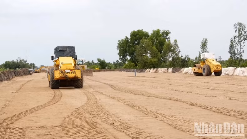 Can Tho - Ca Mau Expressway is under construction. Can Tho - Ca Mau Expressway is under construction.