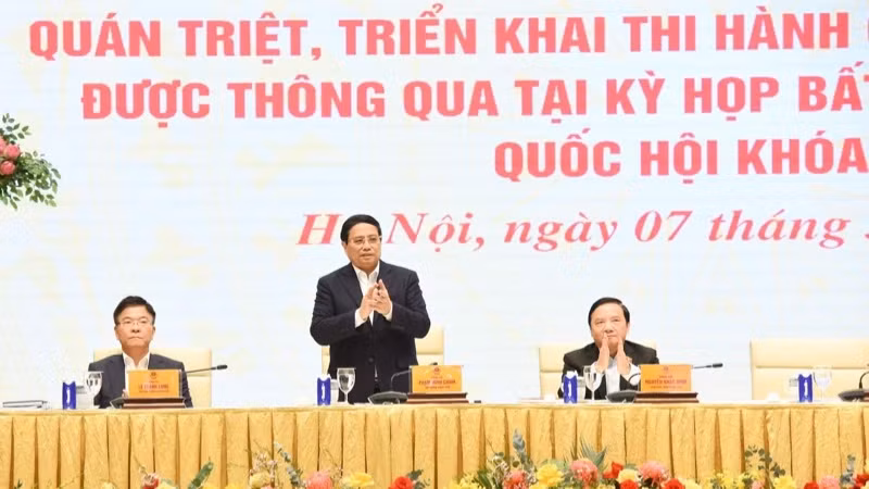 Prime Minister Pham Minh Chinh (C) chairs a conference on March 7 on the implementation of laws and resolutions adopted at the 9th extraordinary session of the 15th National Assembly. (Photo: NDO)